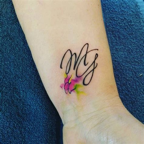 Los lazos en un tatuaje suelen añadirse por decoración, pero también se pueden tatuar para simbolizar un evento o persona. Tatuajes-de-iniciales-15-1.jpg 1,080×1,080 pixeles | Tatuajes iniciales, Tatuajes, Diseños de ...