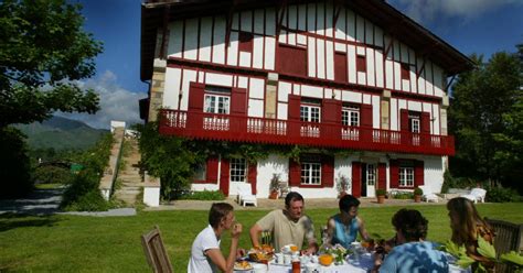 Nous vous emmenons en promenade au pays basque, au pays quint, territoire espagnol mais administré par la france, puis à mauléon. Pays Basque | Gîtes de France®