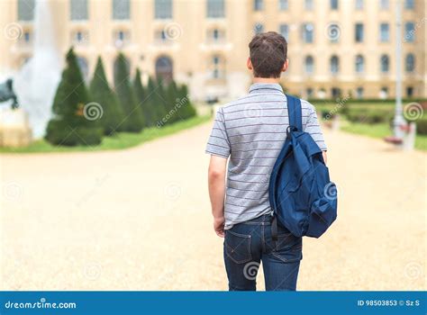 Estudiante Joven Que Camina A La Universidad Visión Posterior Imagen De
