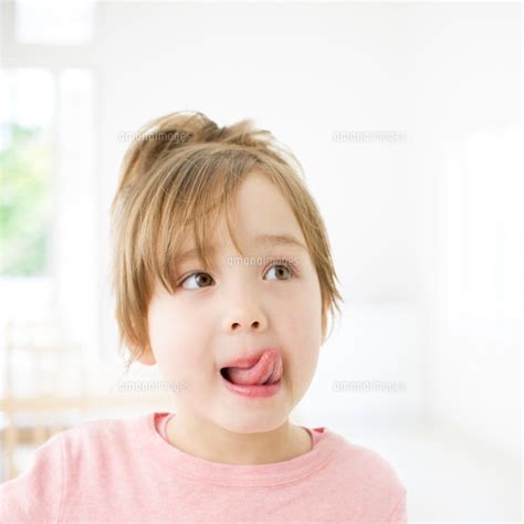 舌を出すハーフの女の子 11004098127 ｜ 写真素材・ストックフォト・画像・イラスト素材｜アマナイメージズ