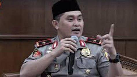 Adalah seorang perwira tinggi polri yang sejak 3 februari 2017 menjabat sebagai dirtipid siber bareskrim polri. PROFIL-BIODATA Kapolda Jatim Irjen Pol M Fadil Imran ...