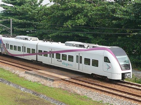 Rangkaian kereta atau gerbong tersebut berukuran relatif luas sehingga mampu memuat penumpang maupun barang dalam skala besar. Perbandingan kereta api negara kita dengan negara orang ...