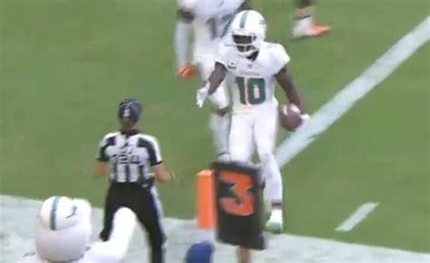 Watch Dolphins Tyreek Hill Shoot His Shot At Female Ref After Scoring Touchdown Page 3 Of 6
