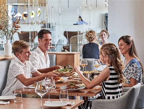 What time do russians eat breakfast, dinner and many russians who work in the office go for lunch to a nearby café or restaurant, while others bring lunch it is the second largest meal after lunch. Best Family Restaurants in Byron Bay - Elements of Byron