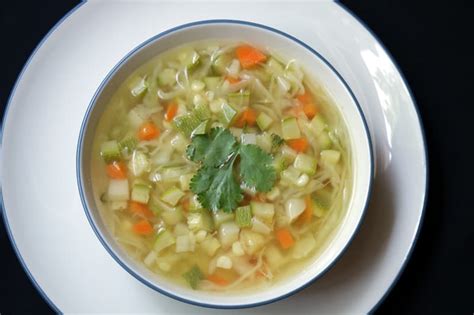 La receta sopa de verduras casera es muy sencilla y fácil de preparar. Sopa De Verduras - Cocinar y Gozar