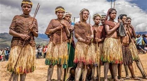 Nama Pakaian Adat Papua Yang Perlu Diketahui Bukareview