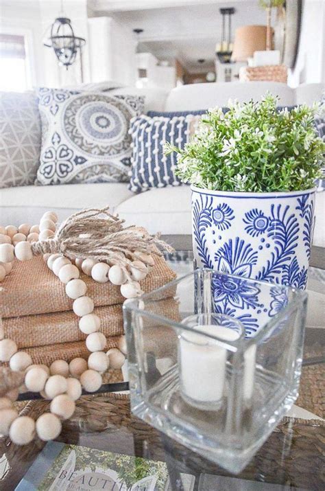It seems people in american can't get enough of the gray and creamy toned antique furniture, often mixed with cheery blue and white gingham fabrics and. Fresh Holiday Farmhouse Home Decor Ideas & DIYS! - The Cottage Market | Round coffee table ...