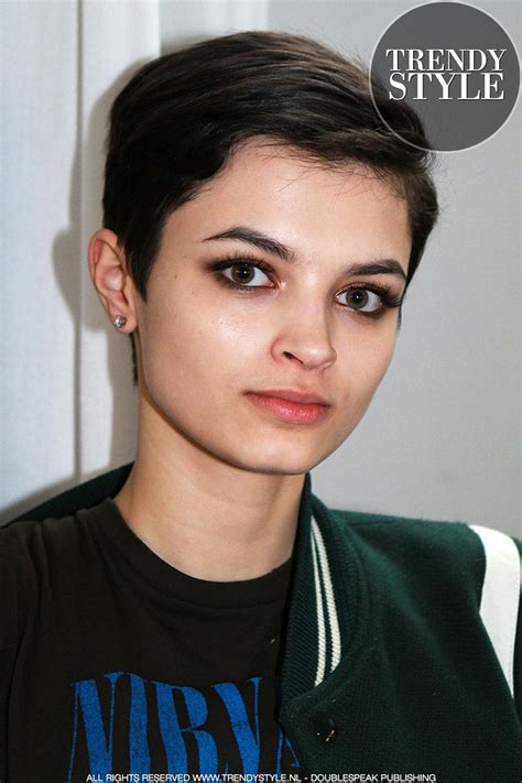 Het is alweer 2021 en natuurlijk laat ik jullie met heel veel plezier de leukste haarstijlen en haartrends voor heel 2021 zien. Kapselfoto's van korte dameskapsels voor herfst winter 2018 2019 | TRENDYSTYLE