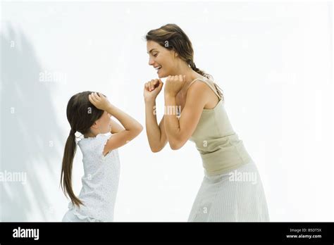 Madre E Hija Bailando Juntos Fotografía De Stock Alamy