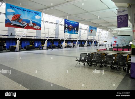 flights departure lounge and board 2010 april volcanic ash cloud east midlands airport stock