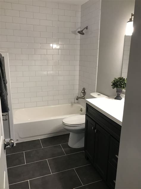First seen in new york city back in 1904, the classic tile was quickly adopted due to its affordability and reflective quality as a way to brighten up the dingy. White subway tile, white grout | Bathroom remodel master ...