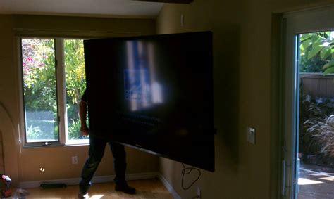 Телевизор 80 сантиметров. 101 Дюйм телевизор. Телевизор диагональ 80 на стене. TV 80 inch. 86 Inch телевизора грузчики.