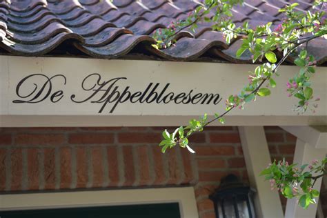 Dat stramproy het middelpunt is van limburg (en de rest van de de oude borden welkom in limburg is versleten, omvergereden of ontvoerd zonder kennisgeving. De Appelbloesem heet u welkom! - Appelbloesem en Groen
