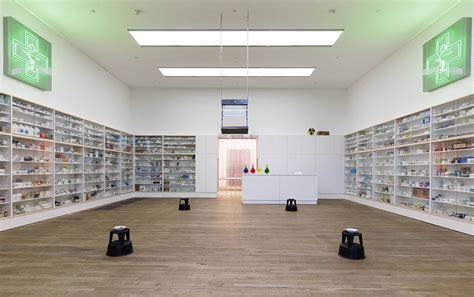 Courtesy of tom powel imaging inc./l & m gallery © damien hirst hirst began work on the 'medicine cabinets' whilst in his second year at goldsmiths with 'sinner' (1988). Damien Hirst | Flash Art