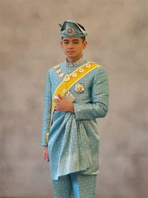 Sultan abdullah sultan ahmad shah on tuesday was proclaimed as the sixth sultan of malaysia's central state of pahang, succeeding his father the proclamation was made under article 9a, part 1, of the pahang state constitution. Mengenal Tengku Hassanal, Putra Mahkota Sultan Pahang yang ...