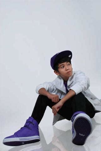 Buat menghilangkan rasa bosan, biasanya ia bercanda dengan personel coboy jr. Coboy Junior Biography - Boyband Junior From Indonesian