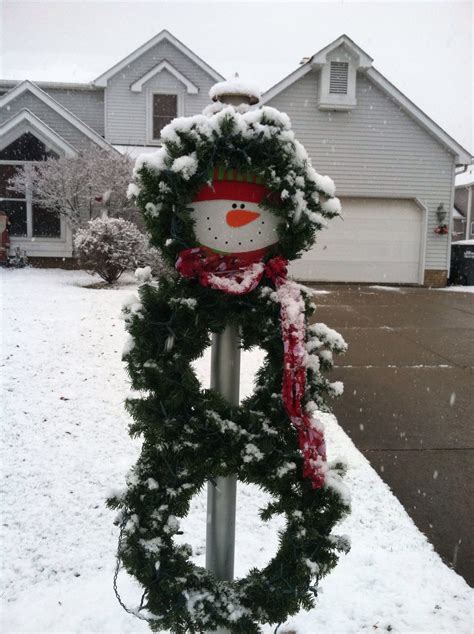 20+ hilarious, crazy & creative snowman ideas. Snowman wreath for lamp post | Christmas decorations ...