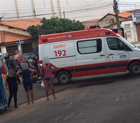 acidente entre carro e moto deixa uma pessoa ferida na rua antônio de miranda imperatriz