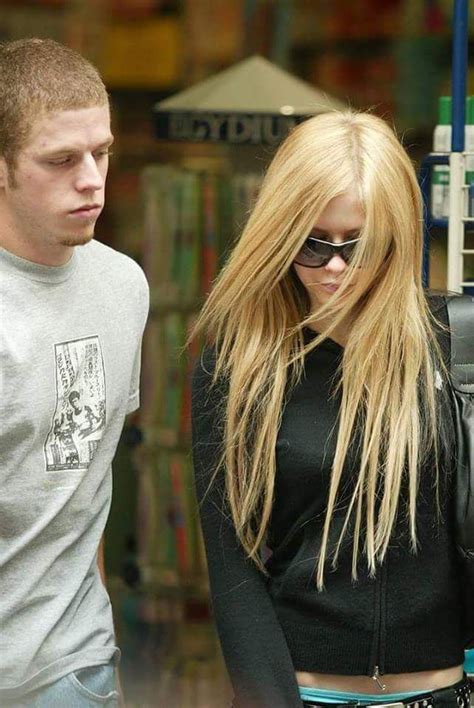 Avril Lavigne Cute Belly Pic She Has Such Gorgeous Straight Hair I