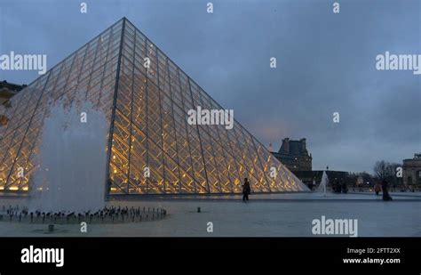 Twilight Louvre Museum Pyramid Crowded Fountain Panorama 4k Paris