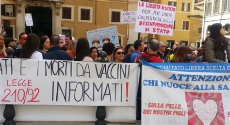 In questi siti è possibile monitorare l'andamento delle vaccinazioni sia a livello nazionale che a livello regionale. Un italiano su 6 rifiuterà il vaccino anti Covid