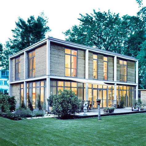 Doch für eine ungefähre einschätzung des preises genügen einige richtwerte für den rohbau, den innenausbau, die wärmedämmung, die fassadengestaltung und die technischen anlagen. Neubau eines modernen Kubus Haus im bauhaus-Stil