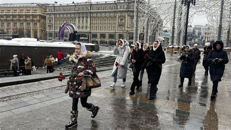 russie des journalistes interpellés à moscou lors d une manifestation de femmes de soldats