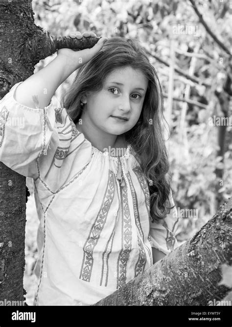 Retrato De Una Niña De 10 Años Vistiendo Una Blusa Tradicional Rumana Fotografía De Stock Alamy