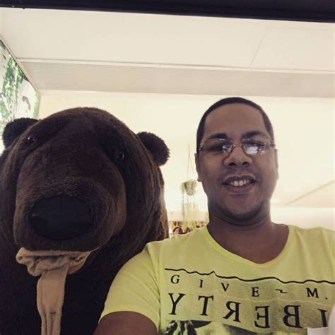 Vou Pro Canadá E Encontro Um Urso Gigante No Hotel Vou Pra Portugal E Encontro Um Urso Gigante