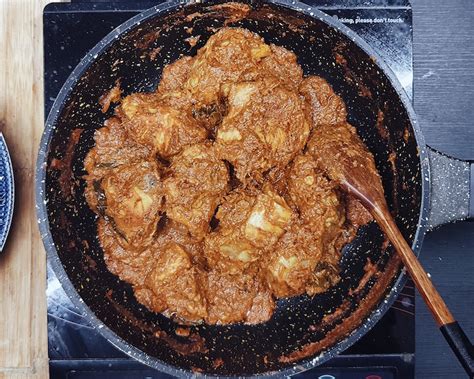 Gak ada yang bisa menandingi cita saat memasak, sebaiknya gunakan api kecil supaya bumbu meresap sempurna dan daging empuk. Resepi Rendang Ayam Mudah Dan Sedap