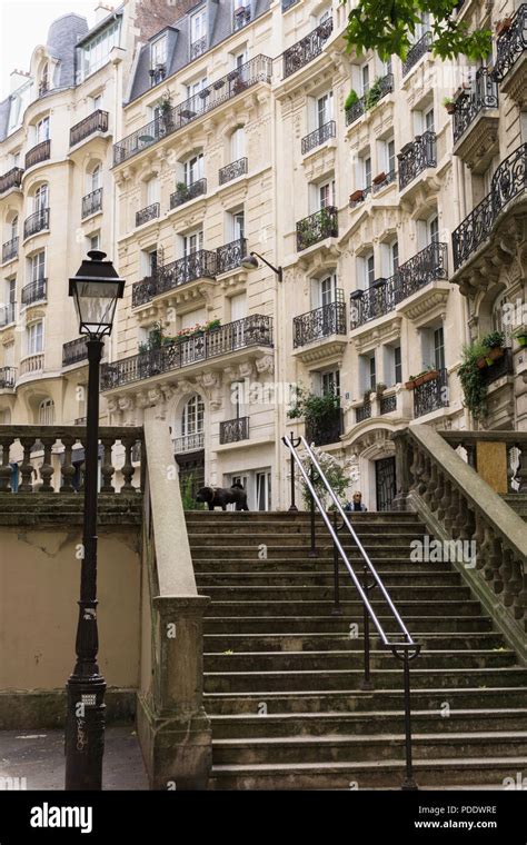 Paris Montmartre Street Edificio De Estilo Haussmann Y Escaleras En
