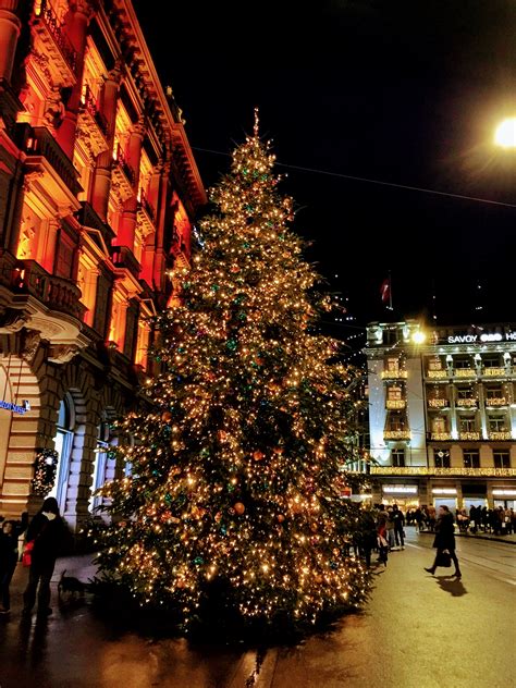 Credit Suisse Christmas Tree In Zurich 5000 Led Lights And 1500 Balls