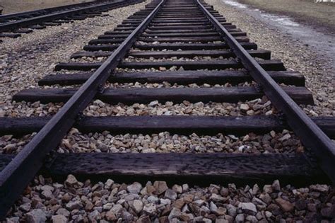 Subay traş da uzun saçlarla kısa saçlar arasında dengeli bir geçiş vardır. Mum, 23, killed by train after going on to track to get ...