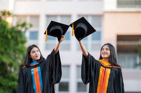 Retrato Dos Mujeres Graduadas Graduadas Universitarias Felizmente