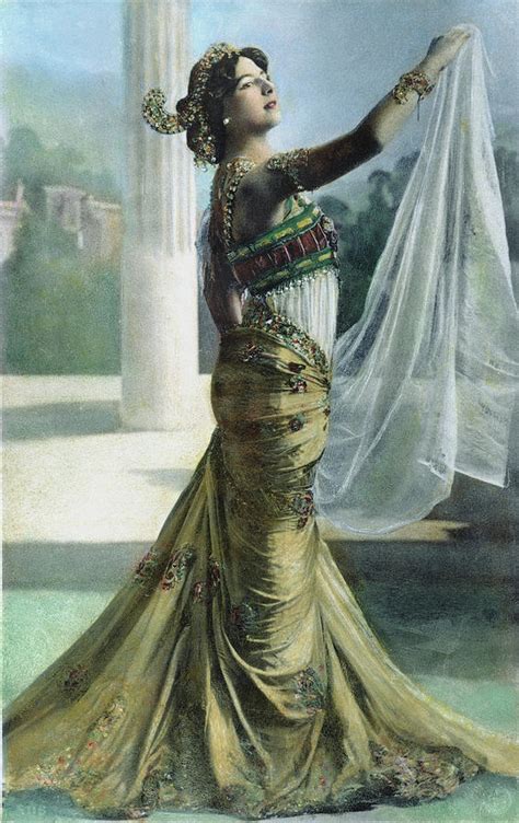 Mata hari war das pseudonym der niederländischen tänzerin margaretha geertruida zelle (* 07. Mata Hari (1876-1917) Photograph by Granger