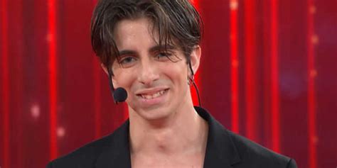 E' entrato nella scuola di maria de filippi a lezioni già in corso ed è riuscito ad accedere al serale con la squadra guidata da arisa e. Amici 19 news, Valentin sbaglia ancora: critiche feroci contro il ballerino