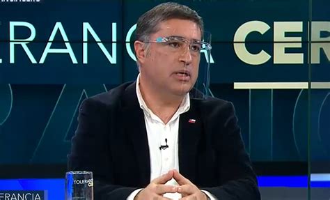 Mario @desbordes le cuenta a un vecino que él es de #lacisterna y estudió en #elbosque y le contesta. Mario Desbordes y "El derecho de vivir en paz": "Me enteré ...