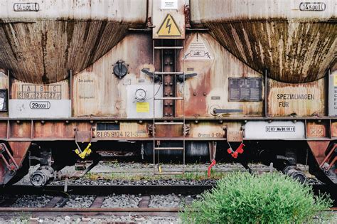 Images Gratuites Piste Rail Mur Train Rouille Véhicule Machine Graffiti Art