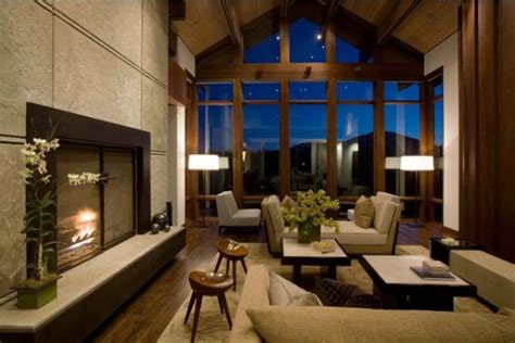 Sunken living rooms continue to be popular along with the popularity of open house concept. How to decorate a living room with large windows