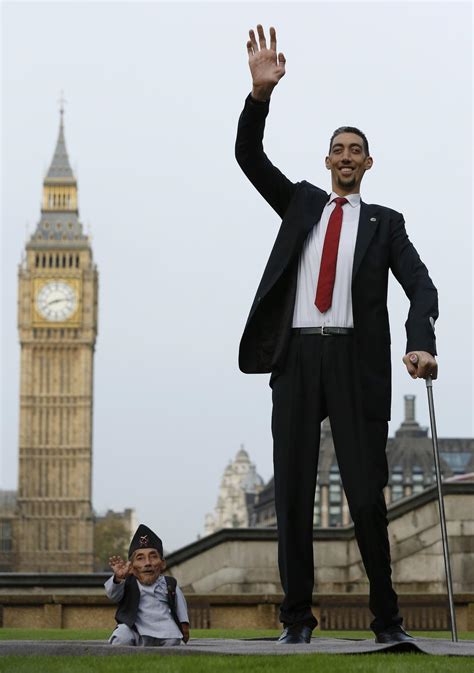 Worlds Tallest Man Meets His 55cm Counterpart For World Records Day