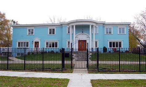 The Sixth Ward Chicagoist It S New To Us Sky Blue White House Replica In Chatham