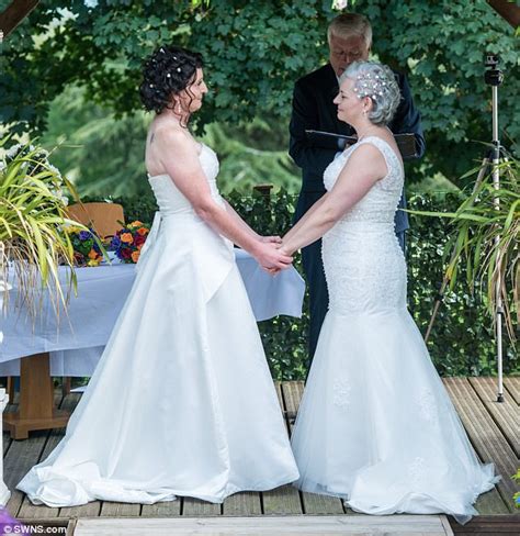 Transgender Bride Renews Her Vows As A Woman Daily Mail Online