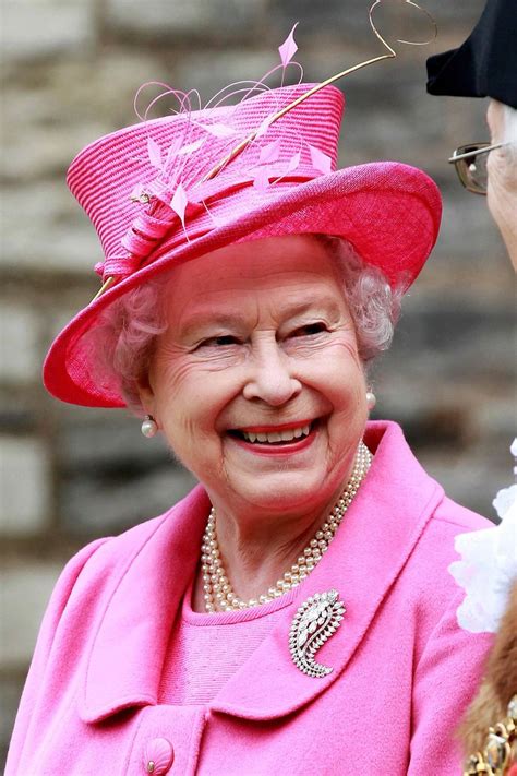 Isabel ii ou elizabeth ii (londres, 21 de abril de 1926) é a atual rainha do reino unido e de quinze outros estados independentes conhecidos como reinos da comunidade de nações, além de chefe da commonwealth formada por 53 estados. Broches da rainha Elizabeth II - conheça os mais icônicos! | Waufen