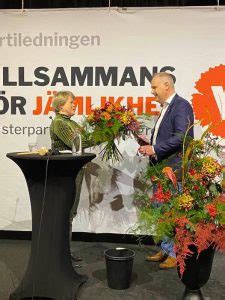 Nooshi dadgostar, 35 år, har suttit i ▸ när nooshi dadgostar (v) debatterade i riksdagen första gången lämnade hon utan att tänka mer på det. Ny ordförande och nytt strategidokument på digital ...