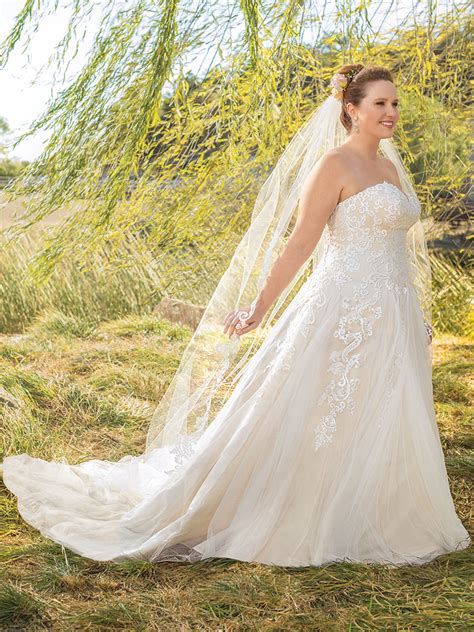Not all beach wedding dresses have slim silhouettes — you can definitely rock a dress with a fuller skirt if that's your style! Top 5 Plus Size Beach Wedding Dresses by Casablanca Bridal ...