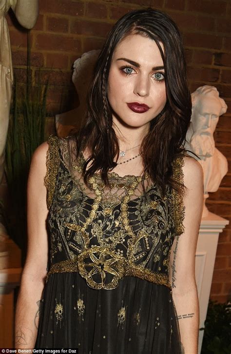 Born august 18, 1992 los angeles, usa. Frances Bean Cobain agrees to pay estranged husband ...