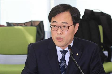 Jun 02, 2021 · 4대그룹 '이재용 사면' 거론…문대통령 고충 이해한다(종합) 공감하는 국민도 많아…기업 대담한 역할 요구돼 최태원 경제5단체 건의 고려를, 김기남 총수 있어야 신속한 의사결정 이재용 실형 선고 하루만에 가석방·사면 불거지는 이유