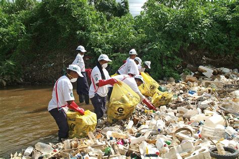 Local Women Clean Up Polluted Isipingo River In Durban