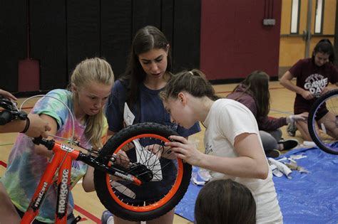 Mihs Girls Volleyball Team Bonds By Building Bikes Mercer Island