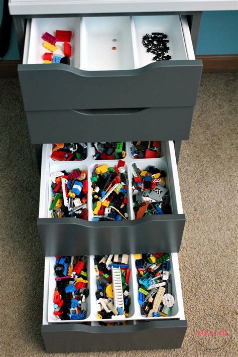 Lego coin sorter dies ist eine super einfache lego sortierer münzautomaten.das designich war nicht allzu begeistert darüber, wie der fall kam aber ich war zufrieden mit dem mechanismus teil. Easy DIY Lego Tables Ikea Hack! Lego Desk Tutorial - Must Have Mom